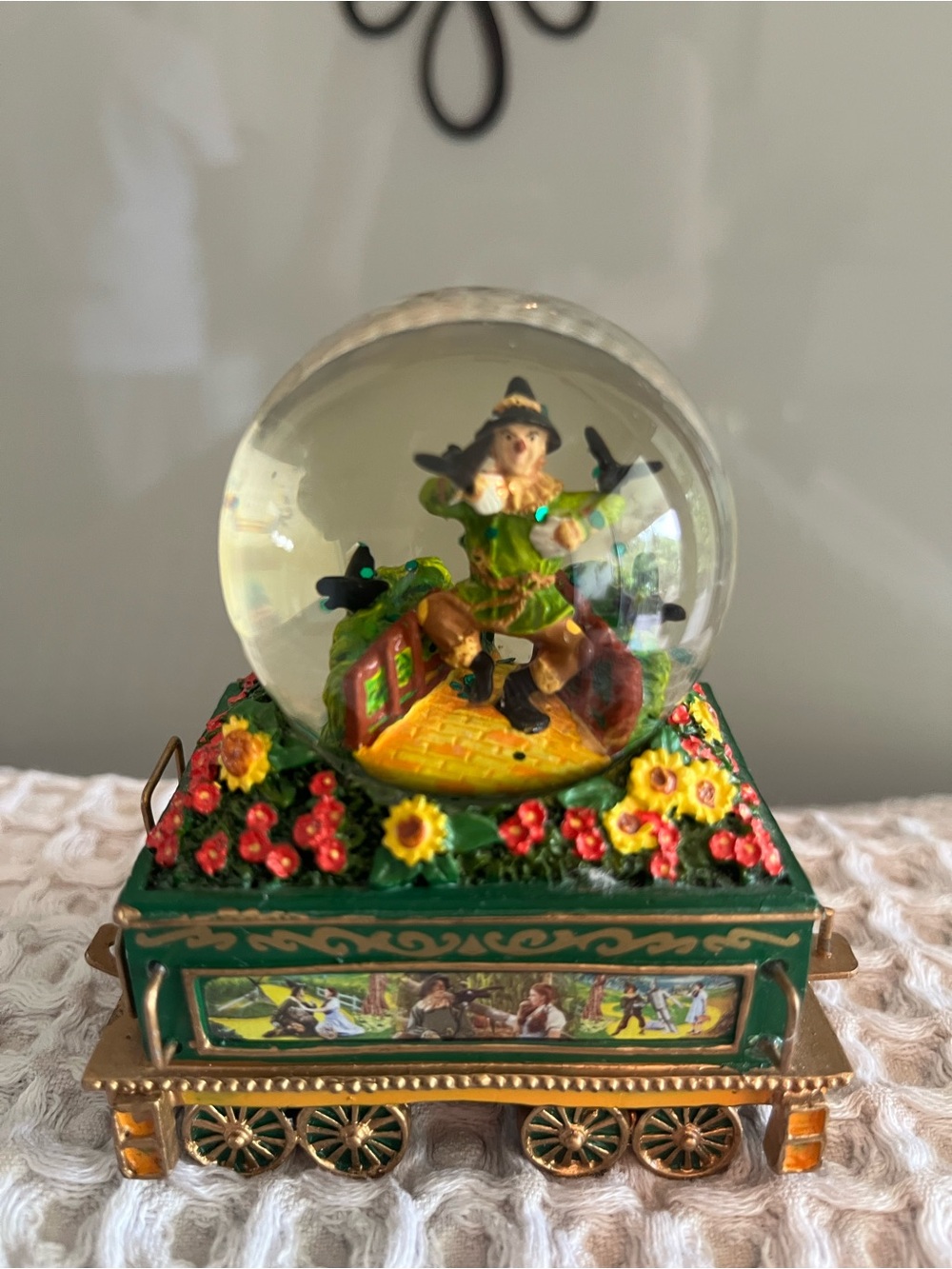 Wizard of Oz vintage Snow Globes train cars (4) 469